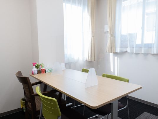 清潔なダイニングテーブル