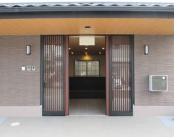 モダンな施設のエントランス