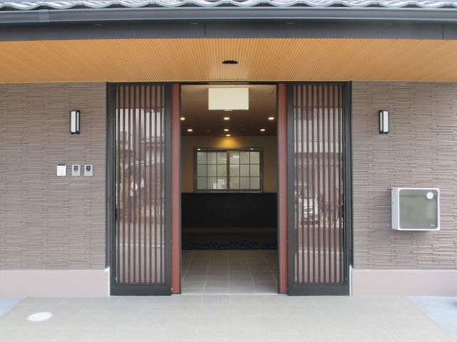 モダンなエントランス エントランス 広々としたエントランスは、清潔感があり、温かみのあるデザインで迎えてくれます。訪れる方々に安心感を提供する造りです。