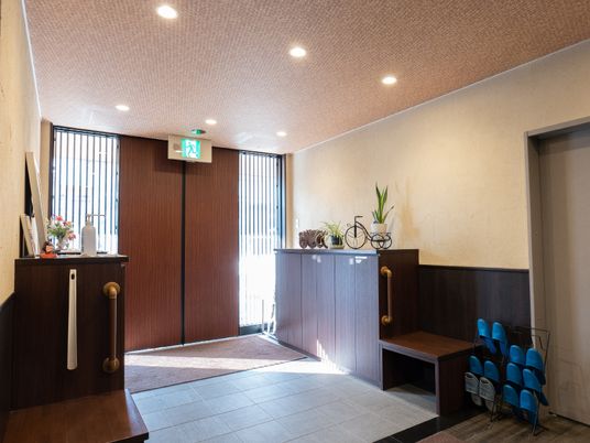 エントランスの暖かみのある空間