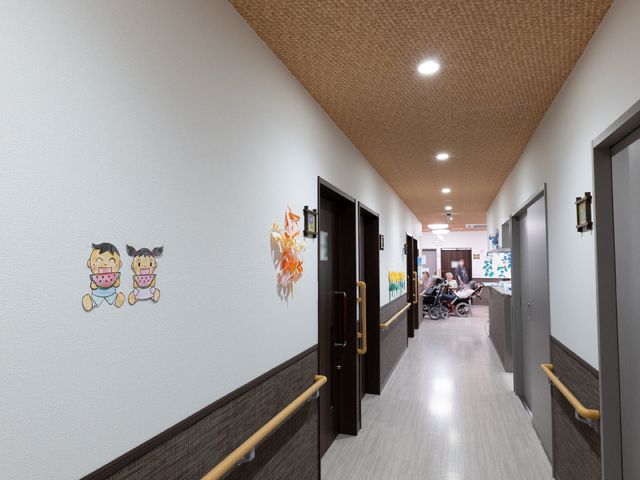 廊下に描かれた壁画 廊下 手すりが備わった廊下には和やかな壁画が描かれ、温かみが感じられます。余暇を楽しむための施設も整っています。