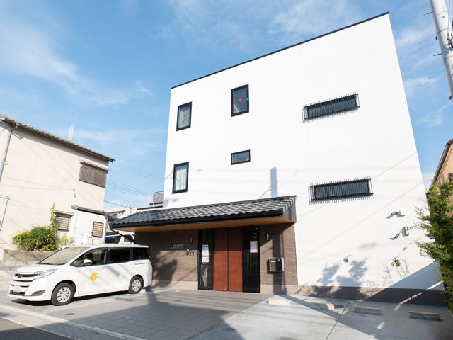 清潔感のある建物外観 外観 新しい白壁の建物は、清潔感が溢れ、青空の下でさらに明るい印象を与えます。車椅子対応のスロープが設置され、アクセスも容易です。