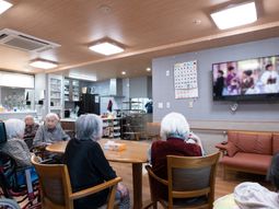 共用スペースで過ごす人々