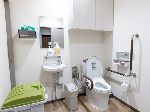 バリアフリー設計のトイレ トイレ 安心してご利用いただけるバリアフリーのトイレ設備です。手すりが整った快適な空間をぜひ現場でご確認ください。