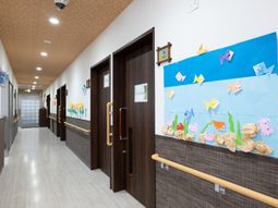 廊下の装飾と照明