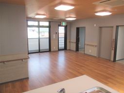 広々とした明るい多目的室