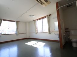 明るい窓の居室