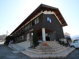 茶色い外観の建物