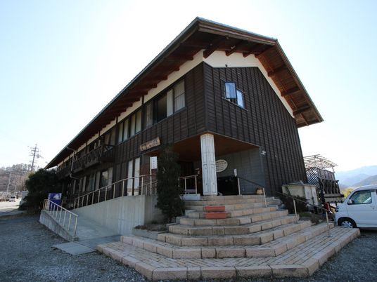 茶色い建物の外観