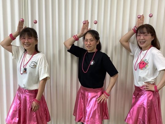 スタッフのダンス練習中の様子  