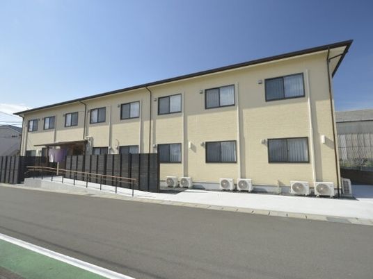明るい外観の建物  