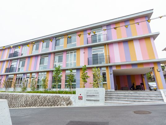 カラフルな建物外観  