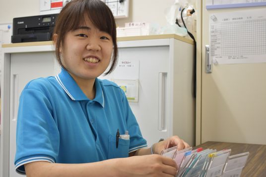 笑顔のスタッフと書類