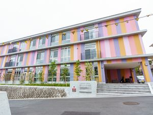 カラフルな外観の建物  