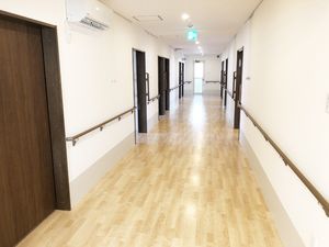 明るく清潔な廊下