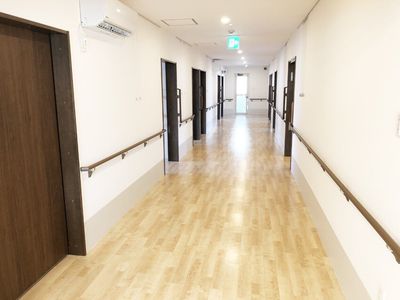 明るく清潔な廊下