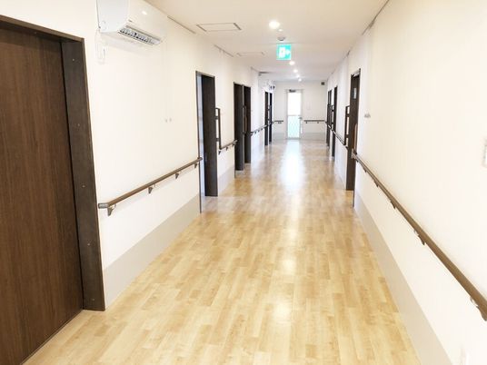 明るく清潔な廊下