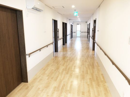 明るく清潔な廊下