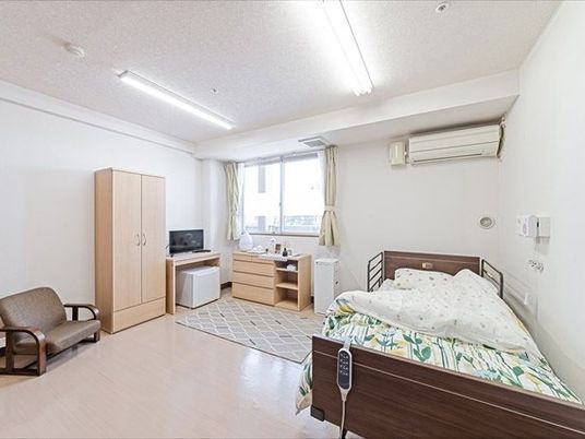 明るい個室の居室  
