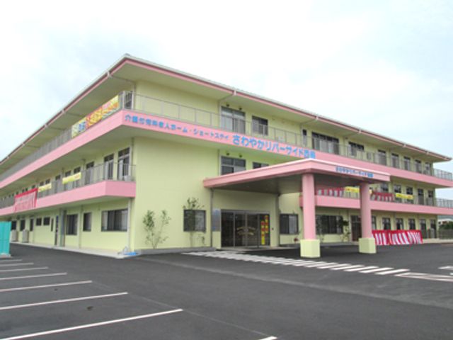 明るい建物の外観