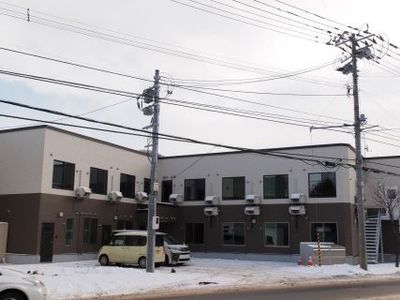落ち着いた色の建物外観