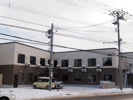 落ち着いた色の建物外観