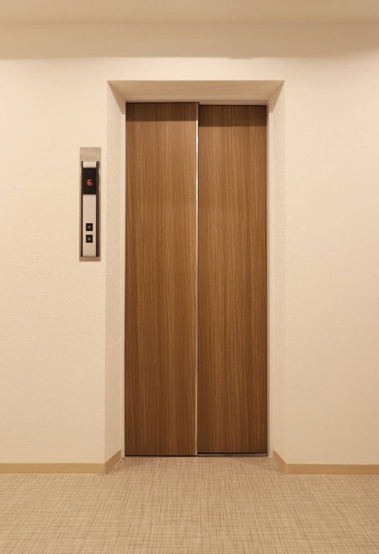 閉じた扉のエレベーター