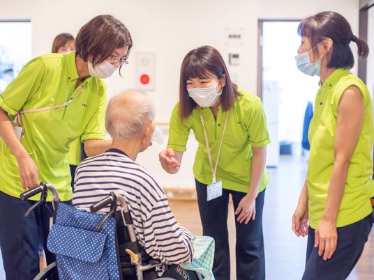 笑顔で会話する職員と利用者