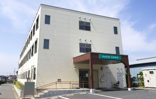 白い壁の外観