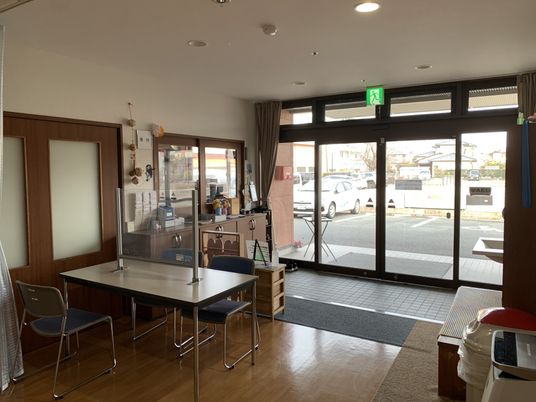 外の景色が見える入口