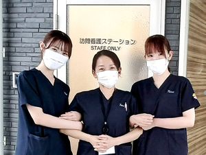 スタッフ3人の出入口  
