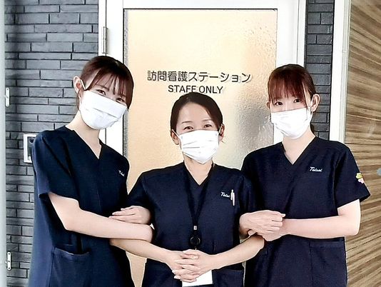 スタッフ3人の出入口  