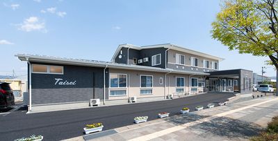 広々とした建物の外観