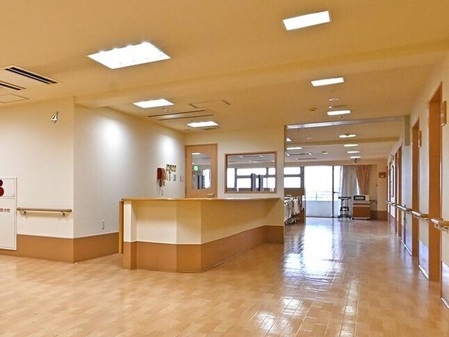 広々とした明るい廊下 廊下 木目調のフローリングが印象的な廊下です。手すりが設置され、安全に配慮した設計になっています。