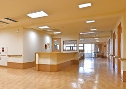 広々とした廊下の風景