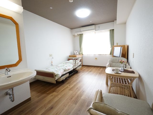 居室の広々とした空間 居室 ひとりひとりの生活空間が広く、ゆとりあるプライベートルームです。窓からは自然な光が差し込み、温かみのある空間でお過ごしいただけます。