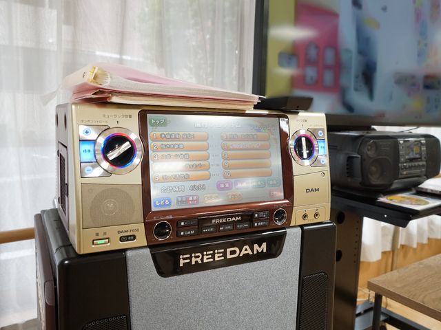 カラオケ機器とテレビ 共有スペース 広々とした空間で楽しいカラオケの時間を提供しています。皆で集まり、音楽を通じて交流を深める場となっています。