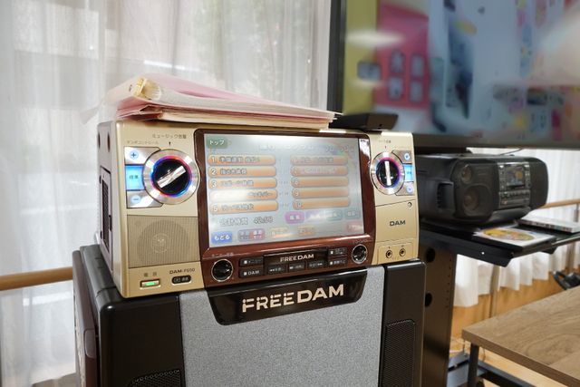 カラオケ機器とテレビ
