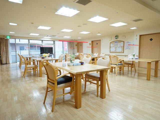 明るい広々とした食堂 共有スペース 温かみのある木製のテーブルと椅子が配置された食堂です。共に過ごす時間が心地よい空間を提供しています。