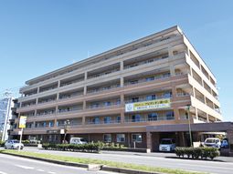 都市型の大規模施設外観