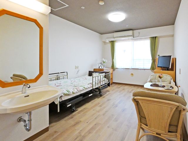 居心地の良い清潔な居室 居室 明るく清潔な個室で、ナースコールやベッドサイドのテーブル等、日々の暮らしをサポートする設備が整っています。お茶を楽しむ椅子とテーブルも完備しており、快適な時間を過ごせる空間です。