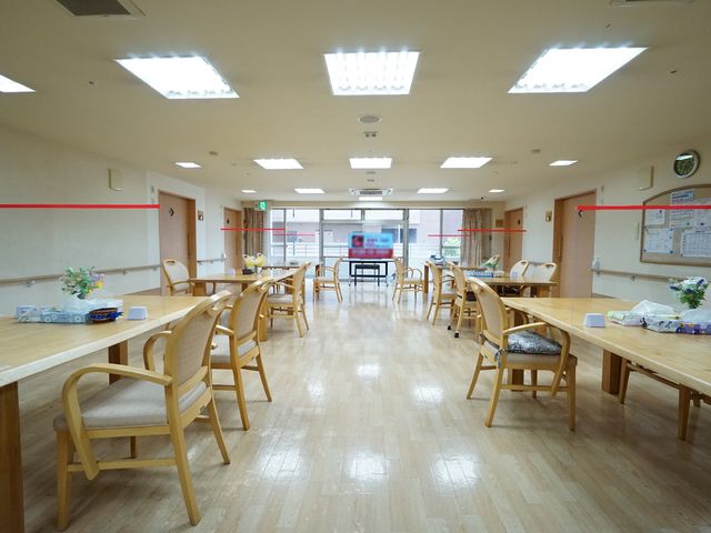 明るい食堂の様子 共有スペース ゆったりとした食事の時間を過ごせる、木の温かみを感じる食堂です。集いと交流の場として、快適な空間がご提供されています。