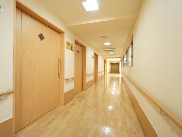清潔感のある廊下 廊下 ゆったりとした廊下は明るく、手すりも完備されており安心して歩行できます。日々の業務を行う上で、スタッフの方にも快適な環境が整っています。