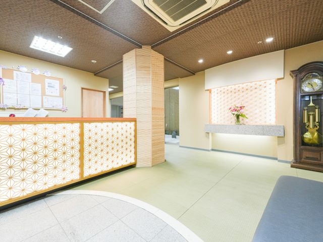 落ち着いた雰囲気の受付 ロビー 心安らぐ和風ロビーで、来訪者の方々を温かくお迎えください。働く環境にも注目です。