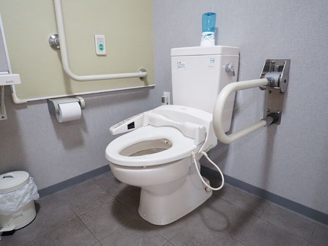 バリアフリートイレ設備 トイレ 手すり付きの清潔なトイレは、安全に利用いただけるよう設計されています。利便性を重視した空間です。
