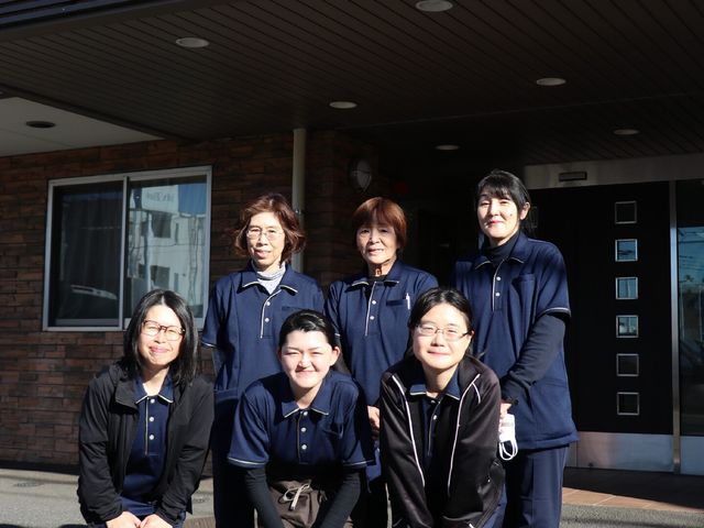 スタッフ集合写 スタッフ スタッフたちが笑顔でお迎えします。チームワークを大切にし、心温まるケアがここにはあります。