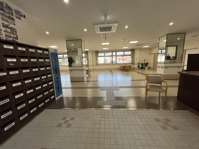 落ち着いた雰囲気のエントランス エントランス ゆったりとしたエントランスは明るく、安心して日々を過ごせる空間が広がっています。