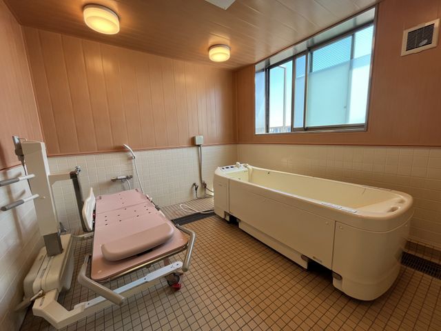 安全な設計の浴室 浴室 手すり付きで安心感のある浴室です。ゆったりとしたバスタイムをお過ごしいただける設計となっています。
