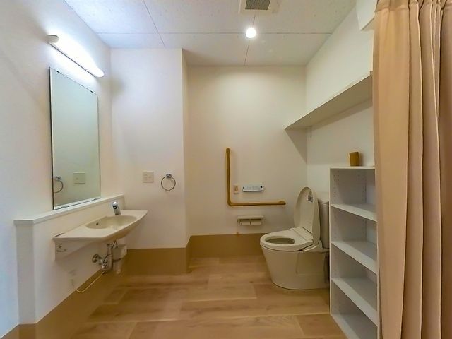 ゆとりの洗面トイレ空間 洗面台 車椅子も楽に利用できるゆとりある洗面トイレです。手すりや棚が使いやすく配置されており、自立支援を心掛けています。