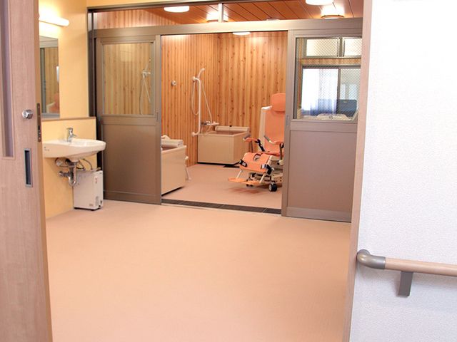 快適な浴室の様子 浴室 広々とした清潔感のある浴室です。バリアフリー設計により、どなたでも安心してご利用いただけます。